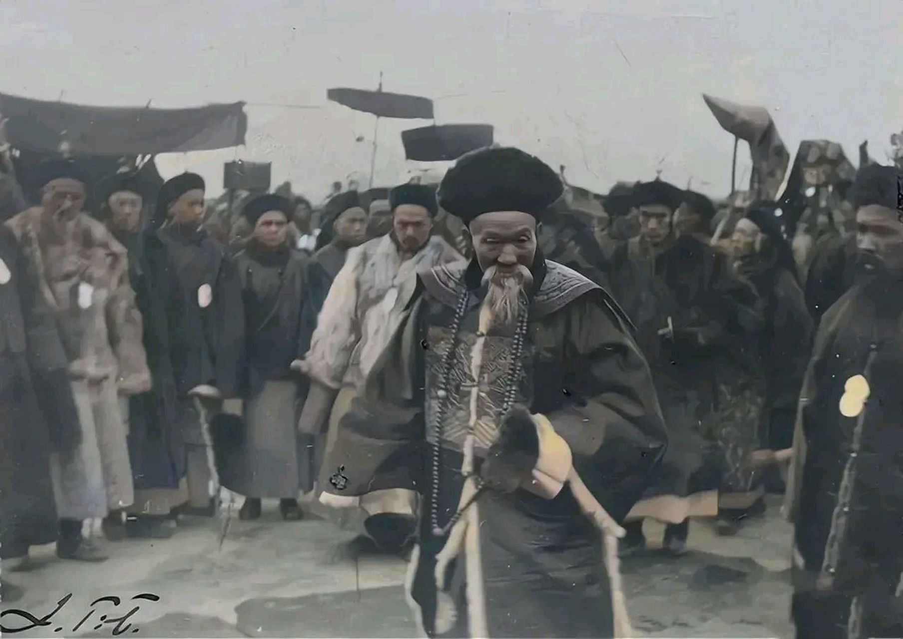 这张照片拍摄于清朝末年,一个大臣上朝时的情景,这一幕被外国的摄影师