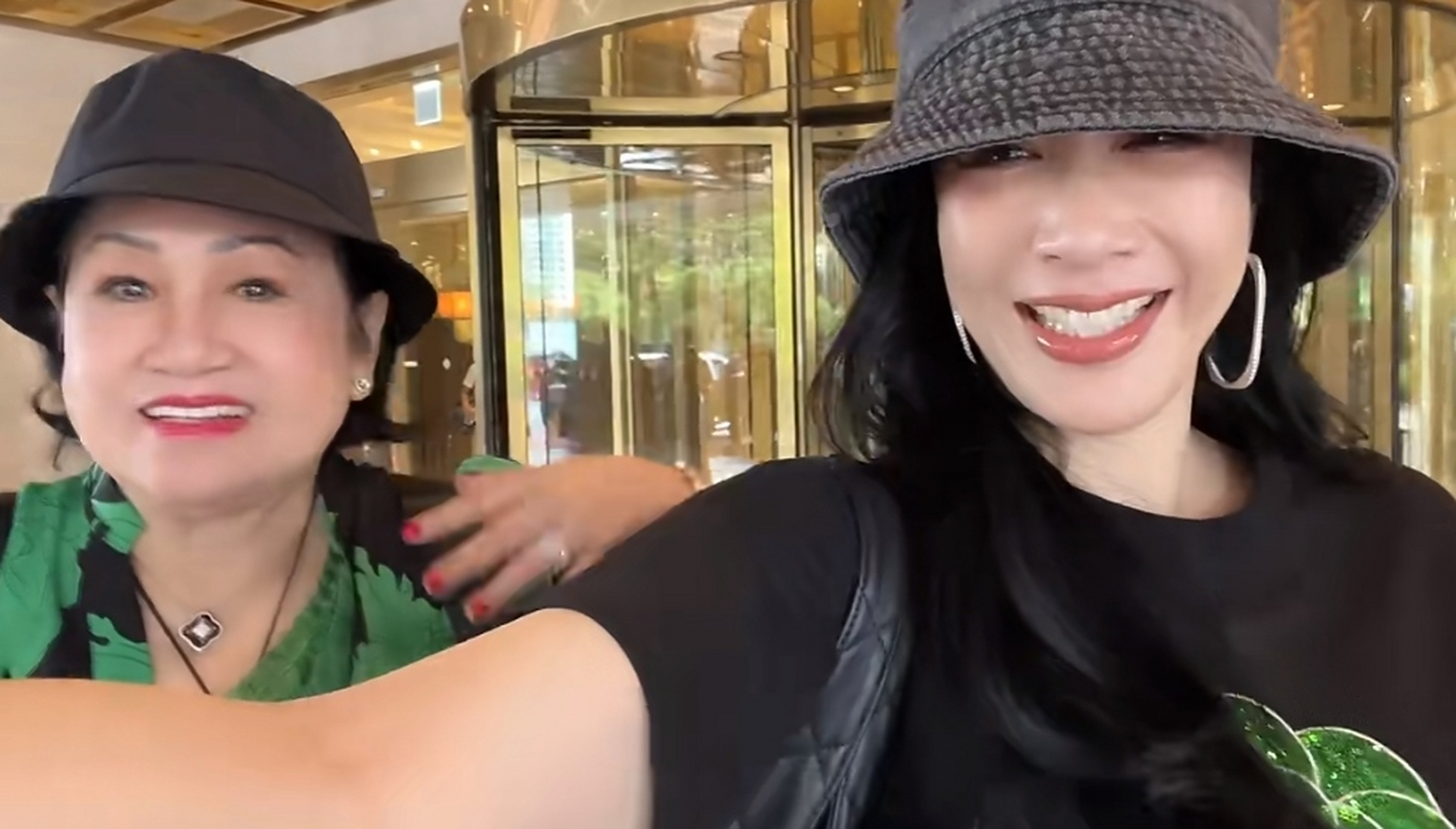 钟丽缇带父母和女儿去首尔旅游,一家人购物袋装满了后备箱,钟丽缇出手