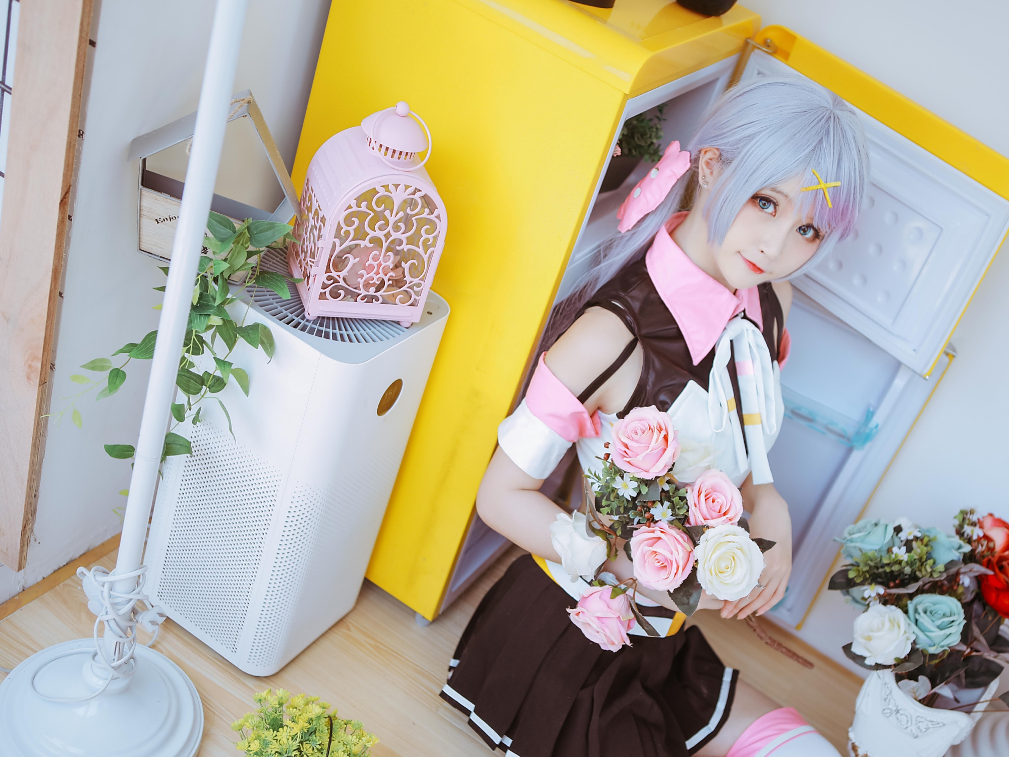 cosplay:把银色长发梳成单边侧马尾的jk少女,配过膝白丝袜,好美