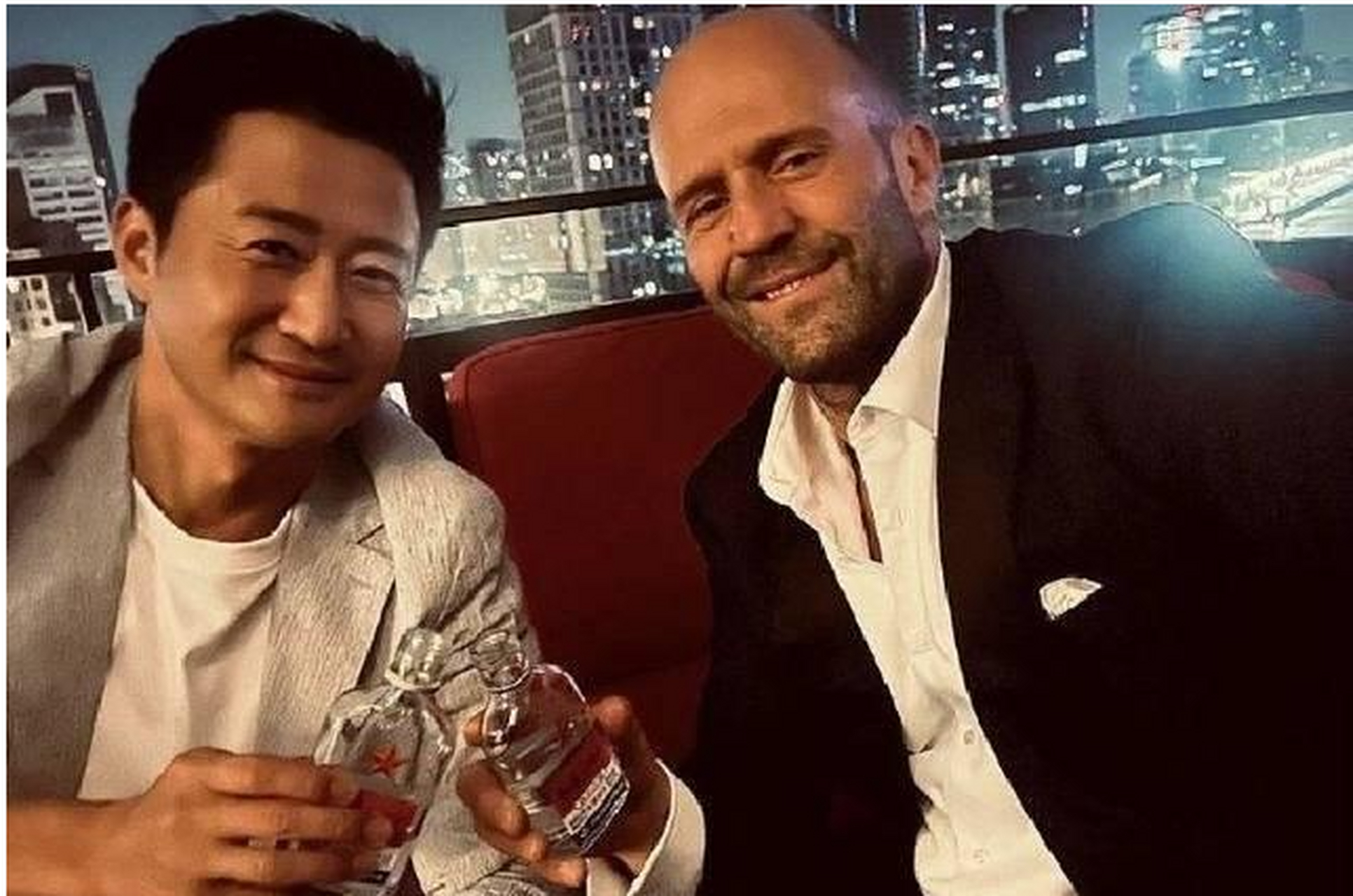 吴京和杰森斯坦森外滩吃饺子喝二锅头,默契合照反差感十足,你更喜欢谁