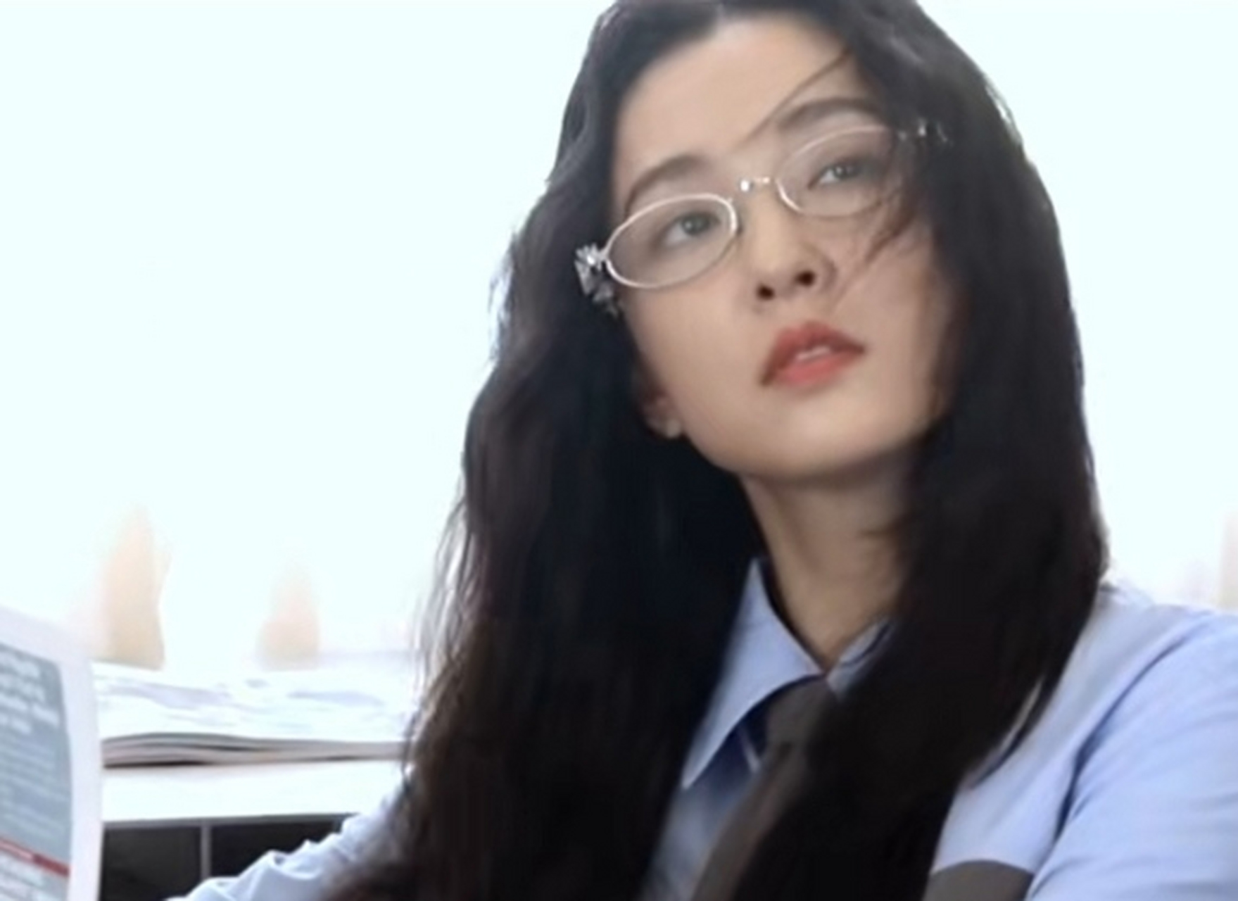 吴倩戴眼镜拍杂志,又找回学霸的感觉了,表情高冷看上去不好靠近,把