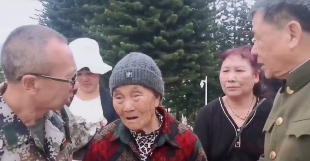 百岁老人奔赴400多公里看望烈士儿子,一边哭一边亲吻儿子照片!