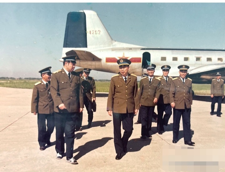 广州军区空军司令员武继元在酒店,遭遇歹徒挑衅,将军说:滚出去