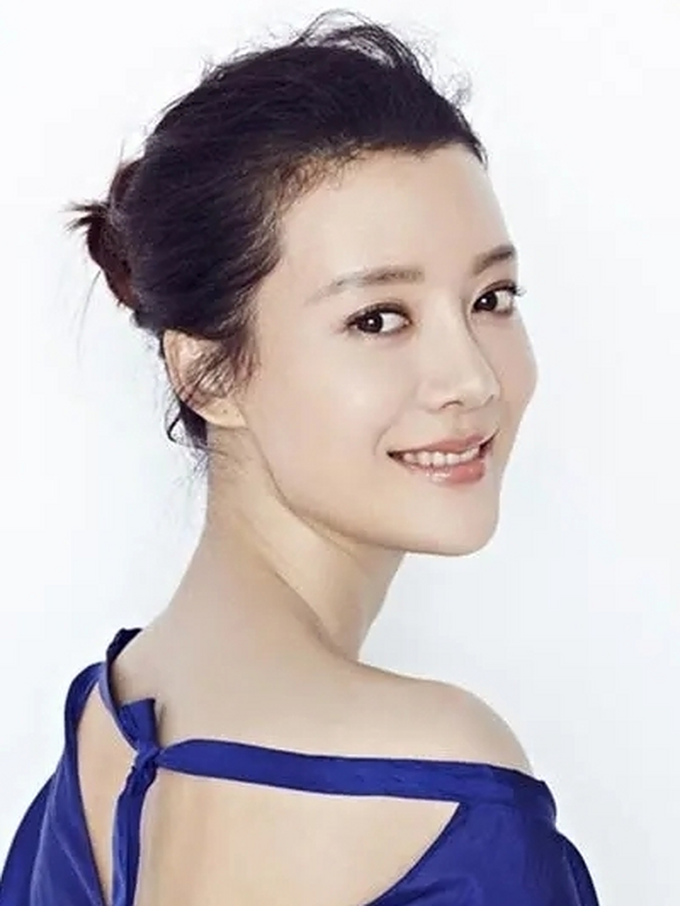 车晓面相清淡,一颦一笑都在克制,内敛,可温婉,性格上也是特别倔强,也