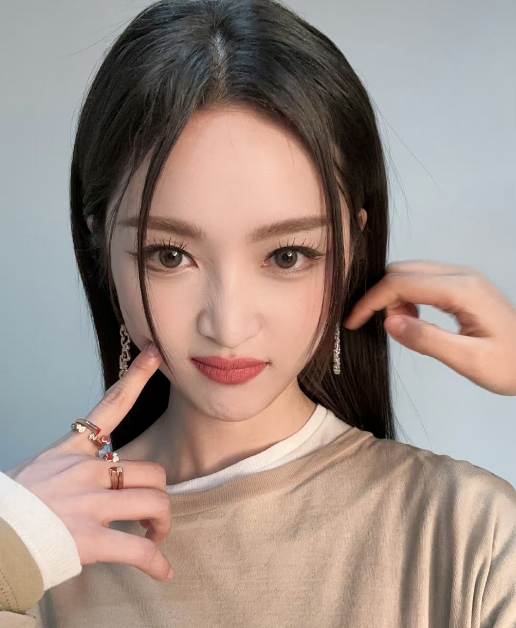 吴宣仪晒工作花絮,做好妆发臭美自拍很俏皮,不少人说她和以前长得不一