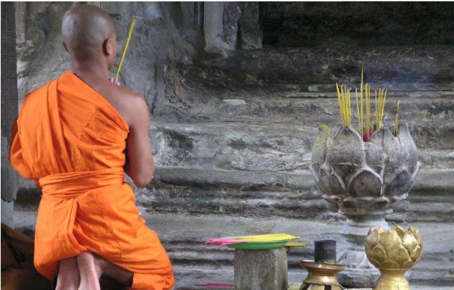 泰国高僧表演油锅中打坐,中国游客当众拆穿,网友:尴尬了