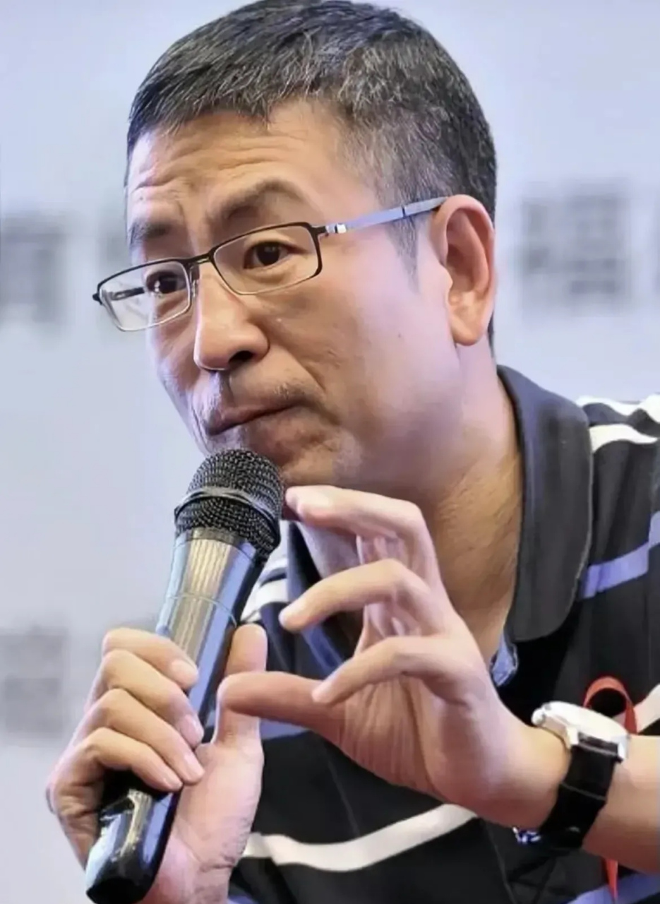 可是随着白岩松的回答,气氛却突然变得沉重起来.