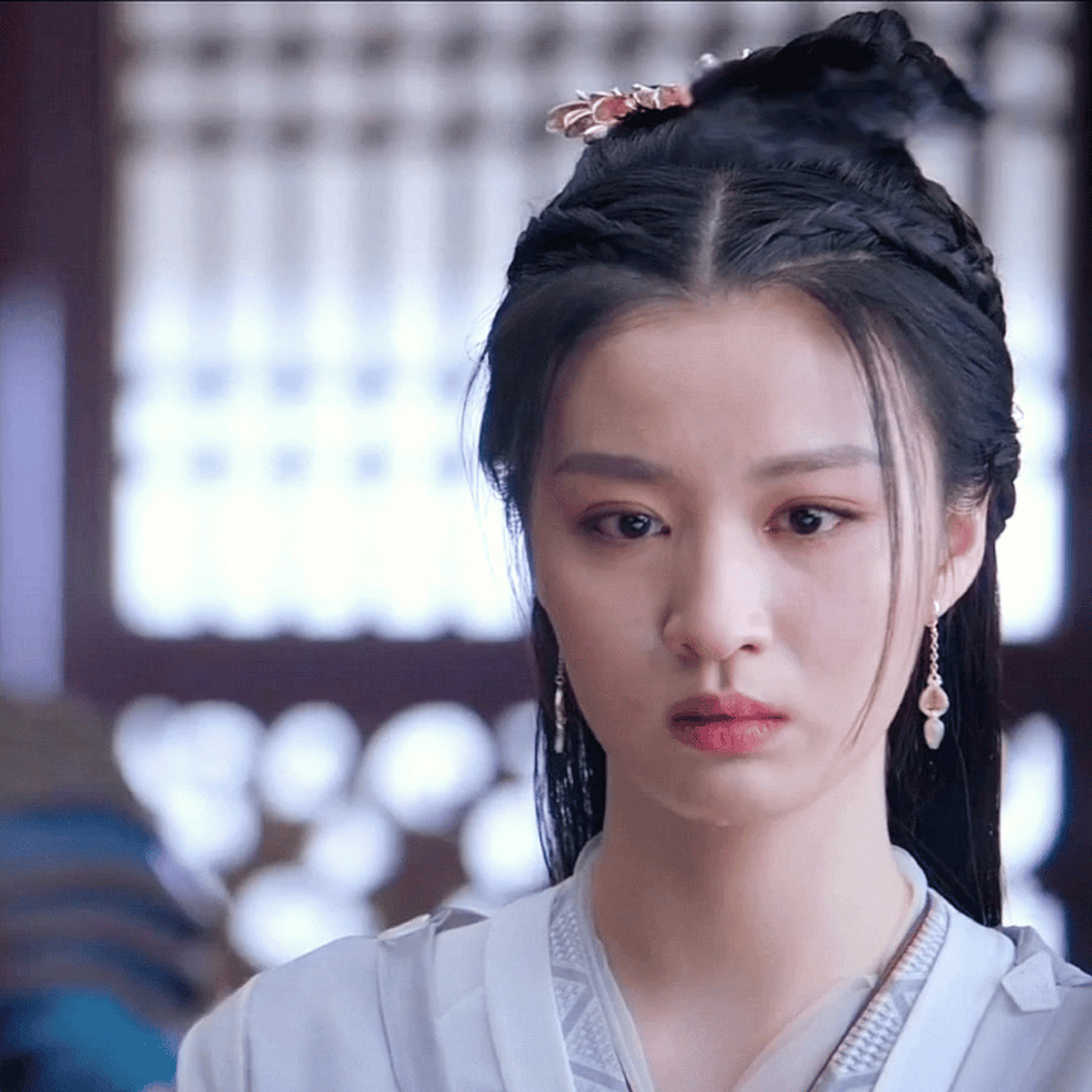 王楚然缺席《玉骨遥》点映礼,引发争议  备受关注的电视剧《玉骨遥》