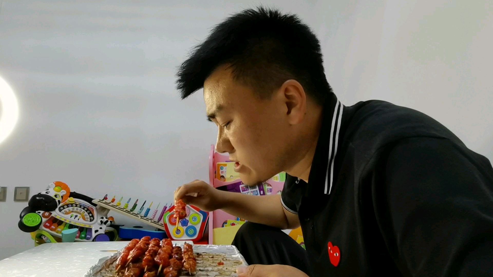 电烤龙虾尾,稀酥蹦脆,小伙撸着虾尾串,喝着小啤酒,爽