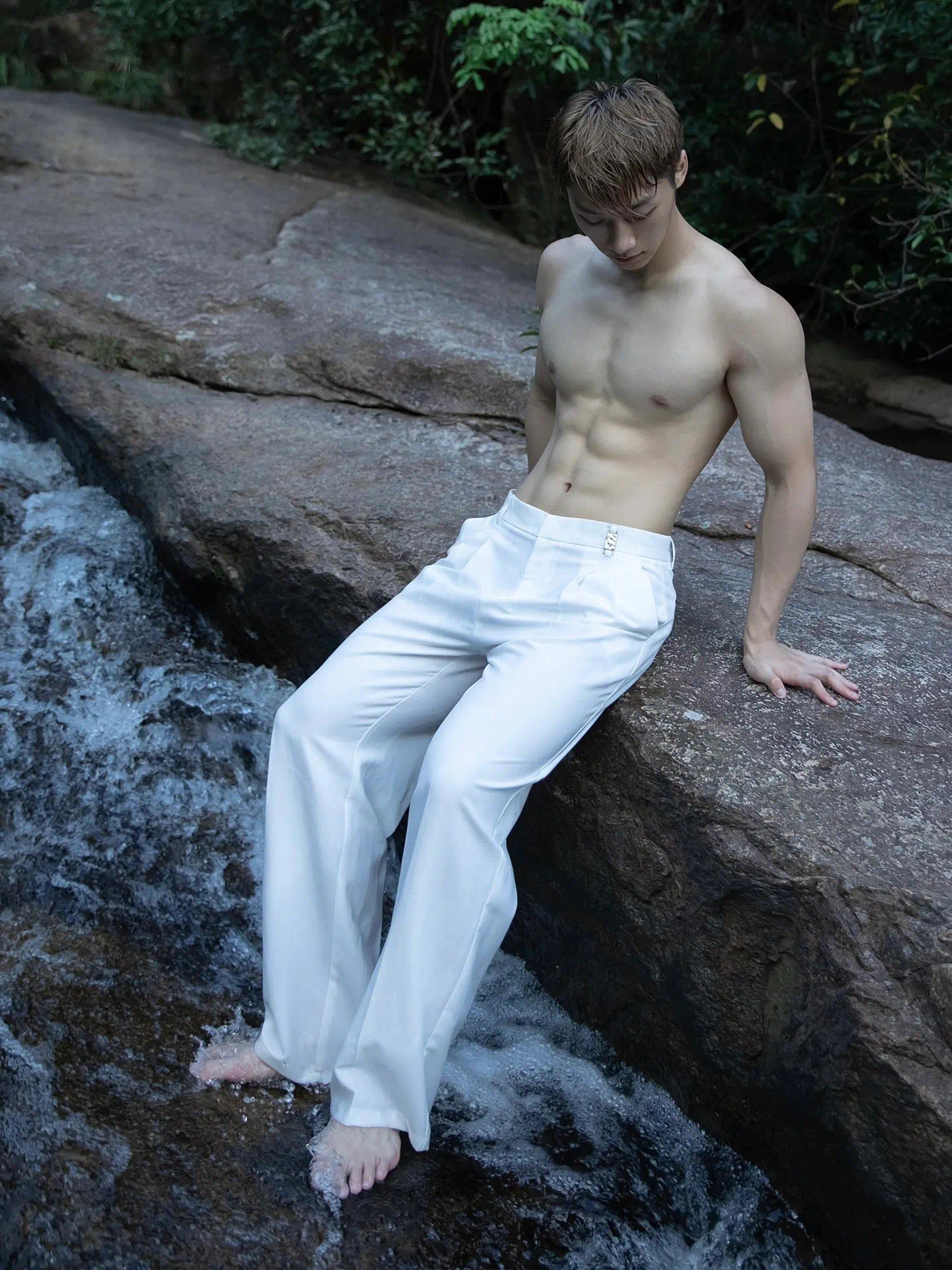 明明可以靠颜吃饭,却做起了肌肉男菩萨