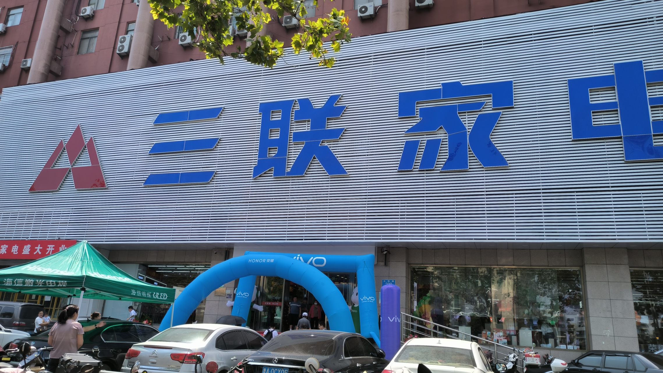 7月8号,三联家电重回济南后第1家店在洪楼国美店的原址上开业