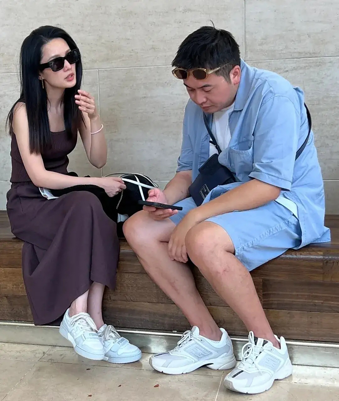 李沁和经纪人一起在卢浮宫游玩,路人镜头下的李沁真的好瘦,她说过自己