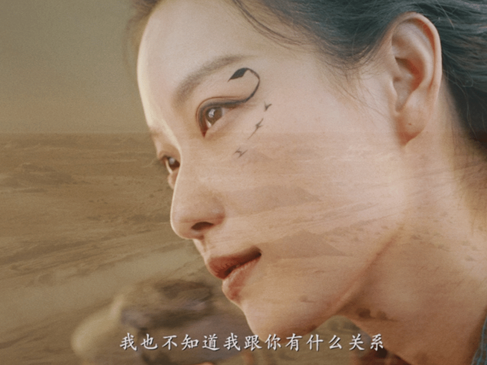 倪妮蝎尾眼妆# 西出玉门,预告来啦!倪妮的蝎尾眼妆简直不要太帅啊!