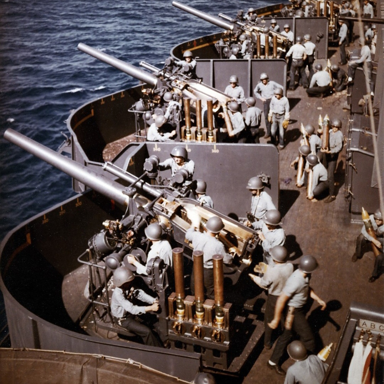 二战时期军舰的炮管是真的又大又粗 #二战# #军事# #军事武器