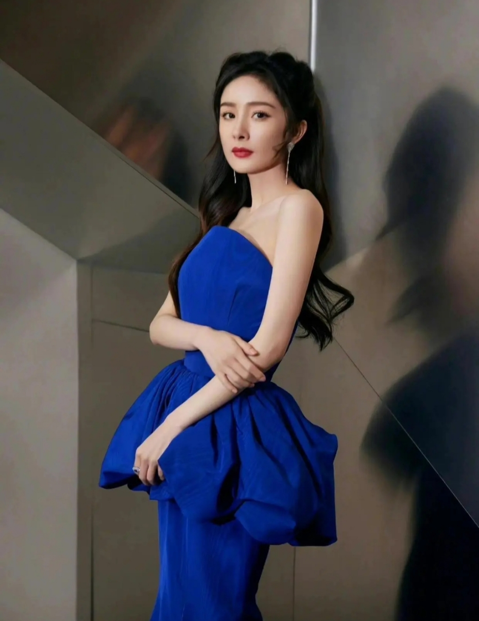 杨幂一袭蓝色抹胸长裙,搭配大波浪长发,优雅高贵,妩媚动人,举手投足间