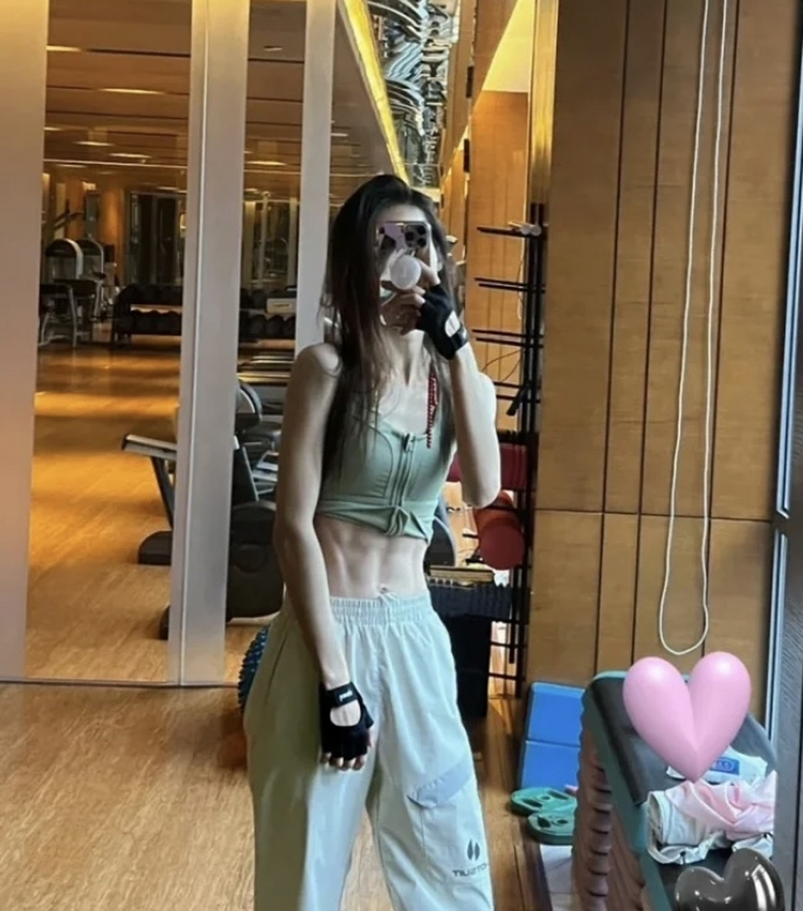 金晨虽然瘦但是肌肉马甲线都有