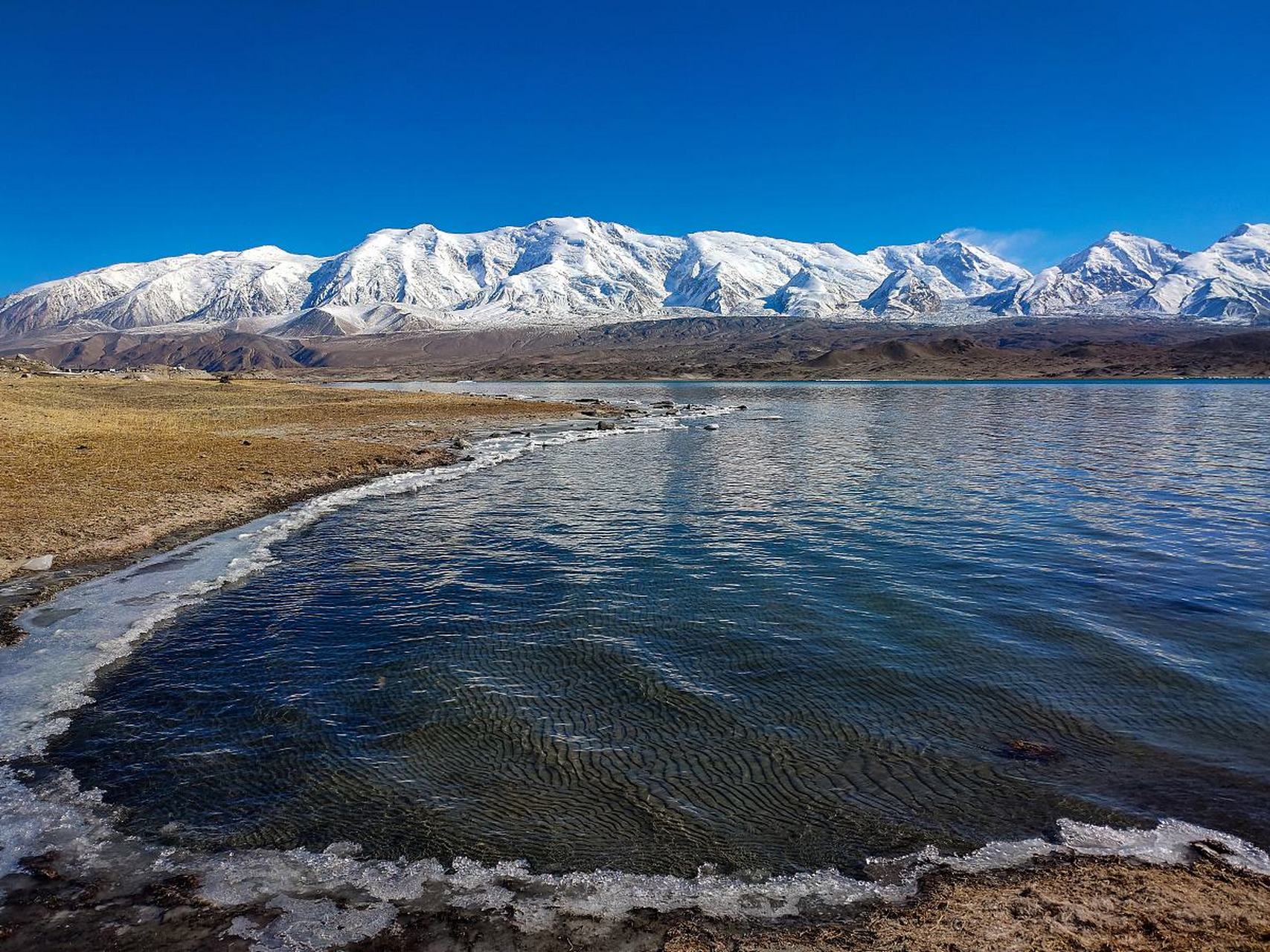 中国唯一的活火山,位于新疆于田县以南约120公里的西