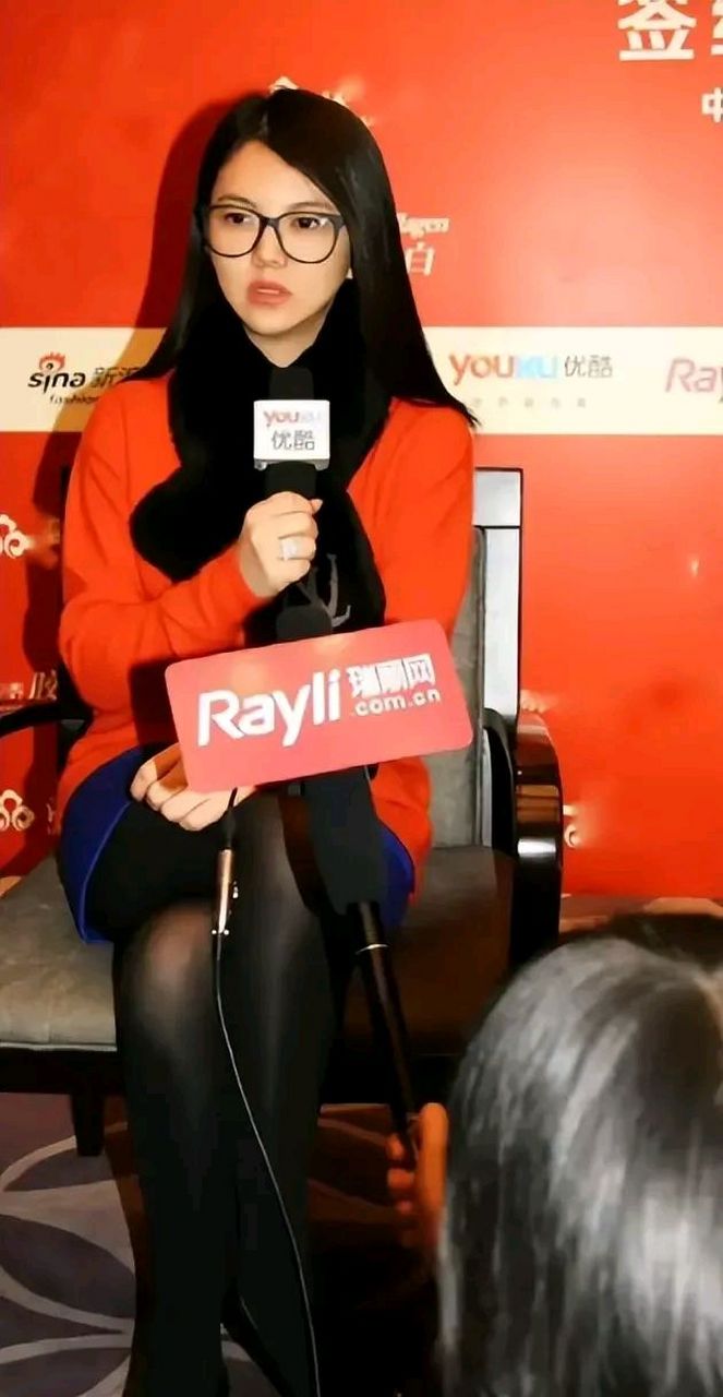 虽然李湘从来不是骨瘦如柴的那种纤薄,但年轻时候的确是绝色美人