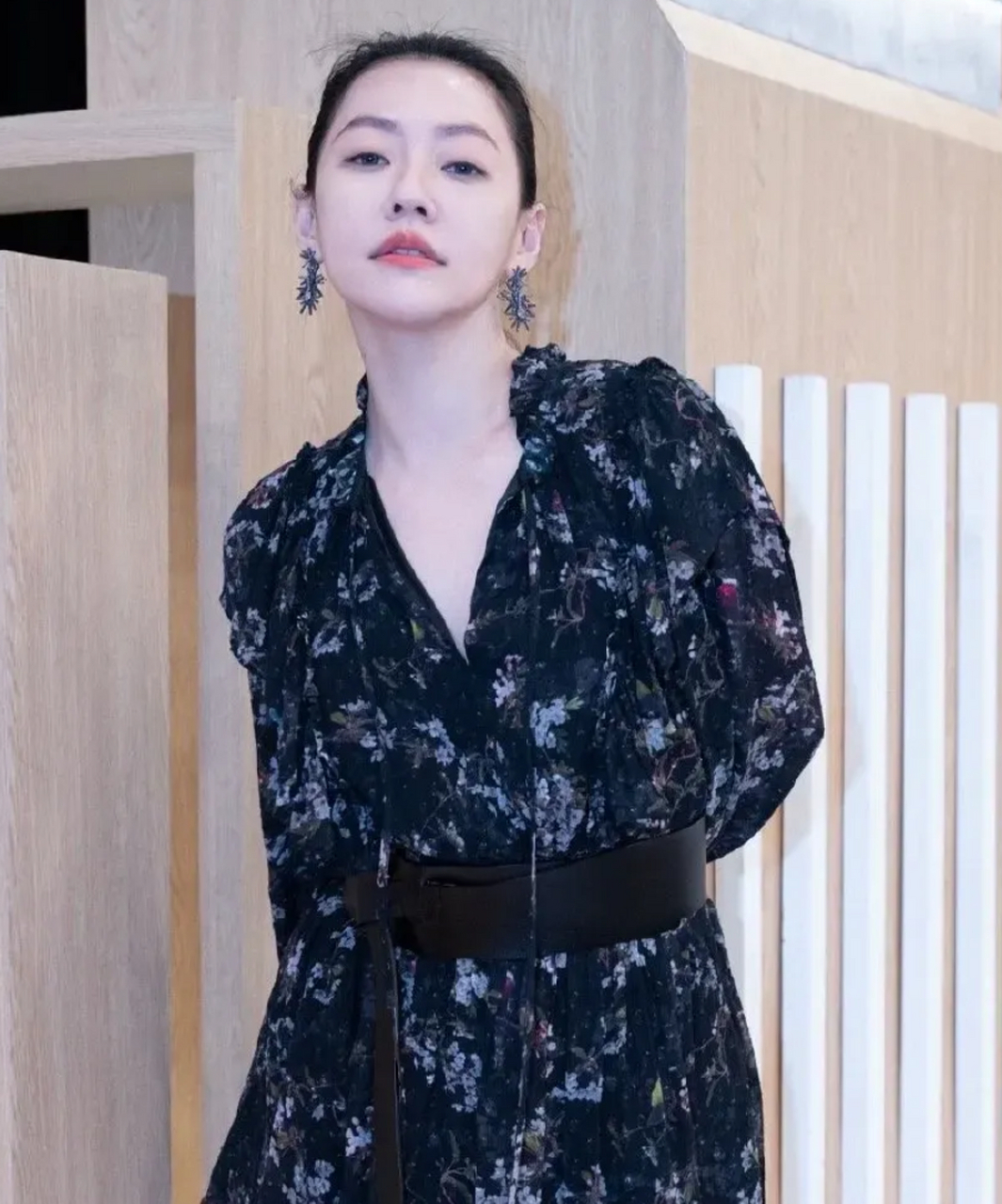 小s似乎没有受到老公许雅钧事件影响,任然保持继续上班,而且状态超好