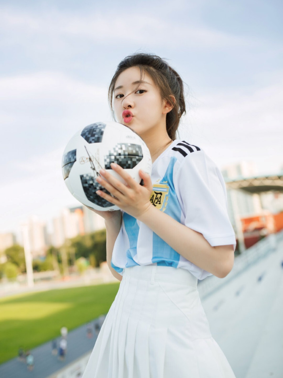 赵露思真是活力感十足,穿球衣配百褶裙阳光自信,满屏都是足球少女的