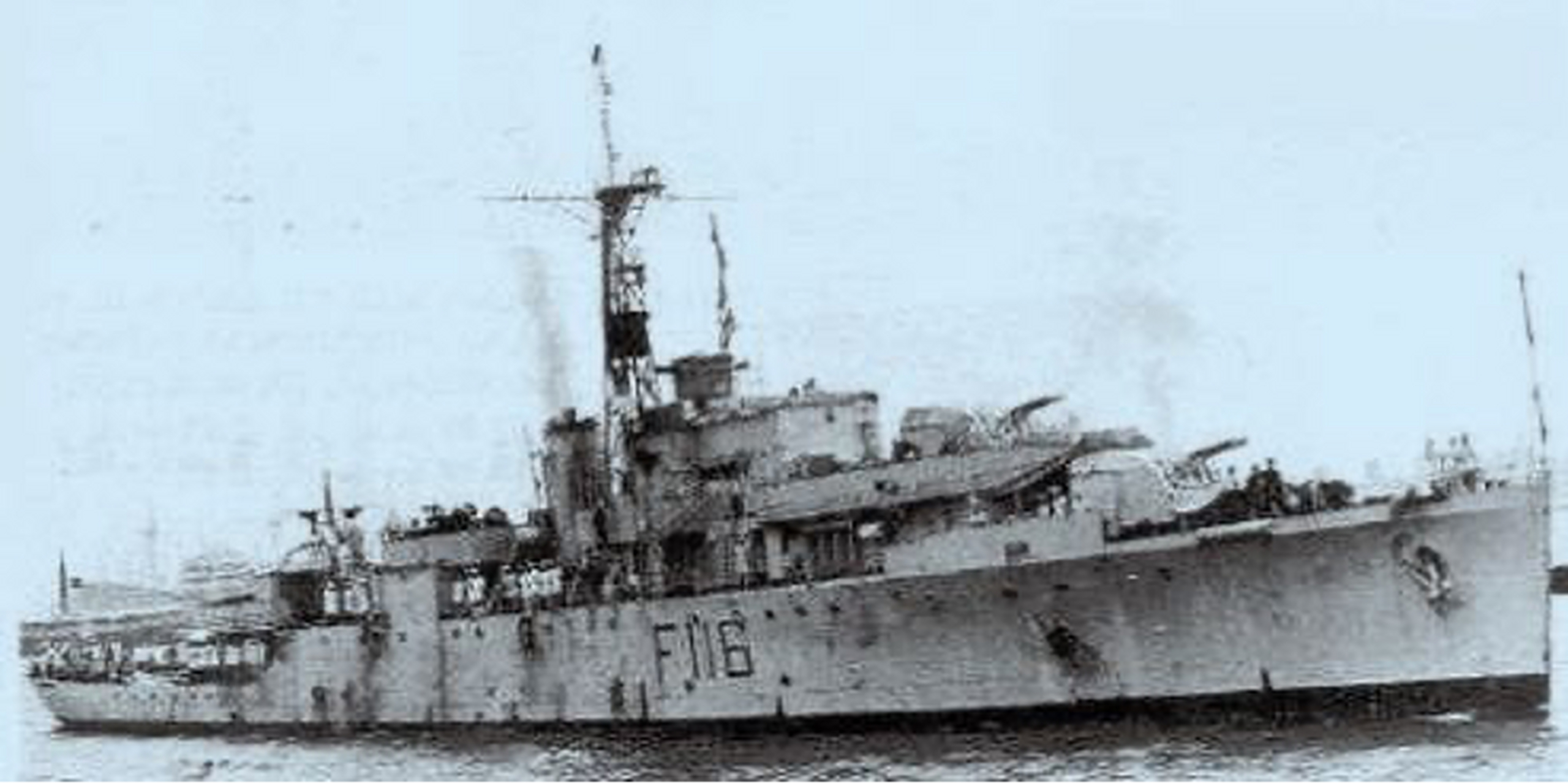 被我军炮击击伤后搁浅在长江边上的英国军舰"紫石英"号.