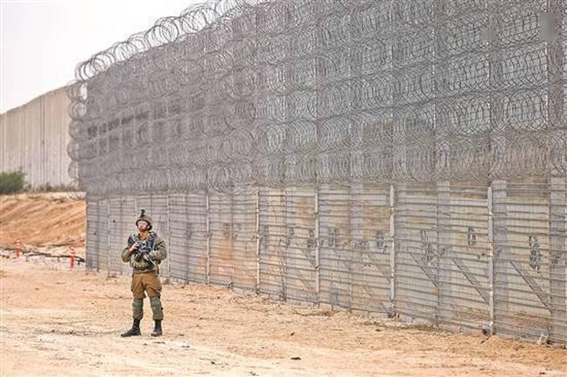 围墙铁网隔离墙,海上封锁,关口控制,加沙这露天监狱哈马斯是如何筹集