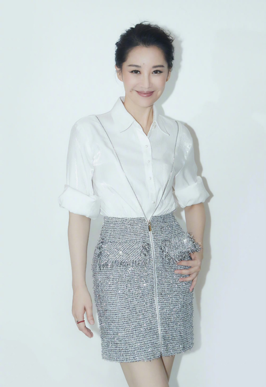 许晴就像是有种神奇的魔力,年龄越大越吸引人,50多岁了,眼神里有还有