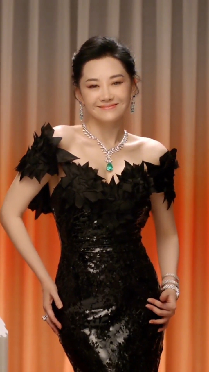 54岁的许晴出席活动,身穿黑色抹胸羽毛裙,造型状态真是太好了!