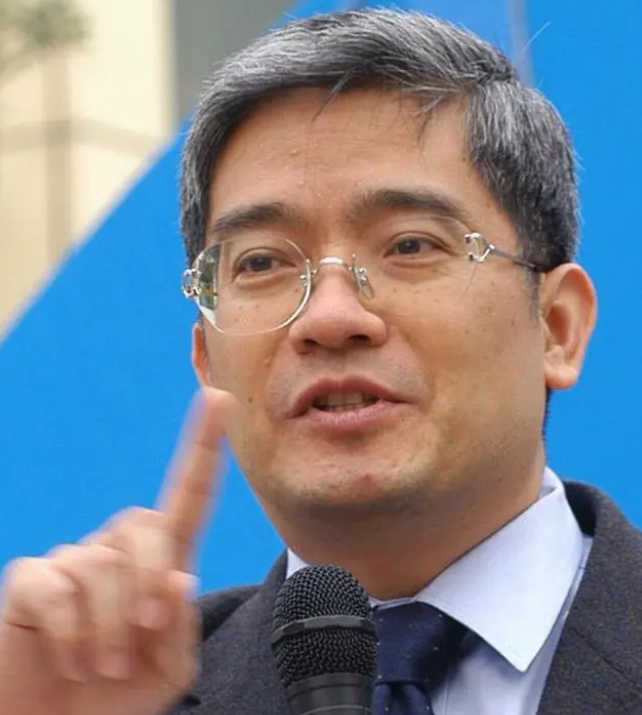 案例:郎咸平:包养小31岁空姐,联合妻子夺回两套房,还要900万