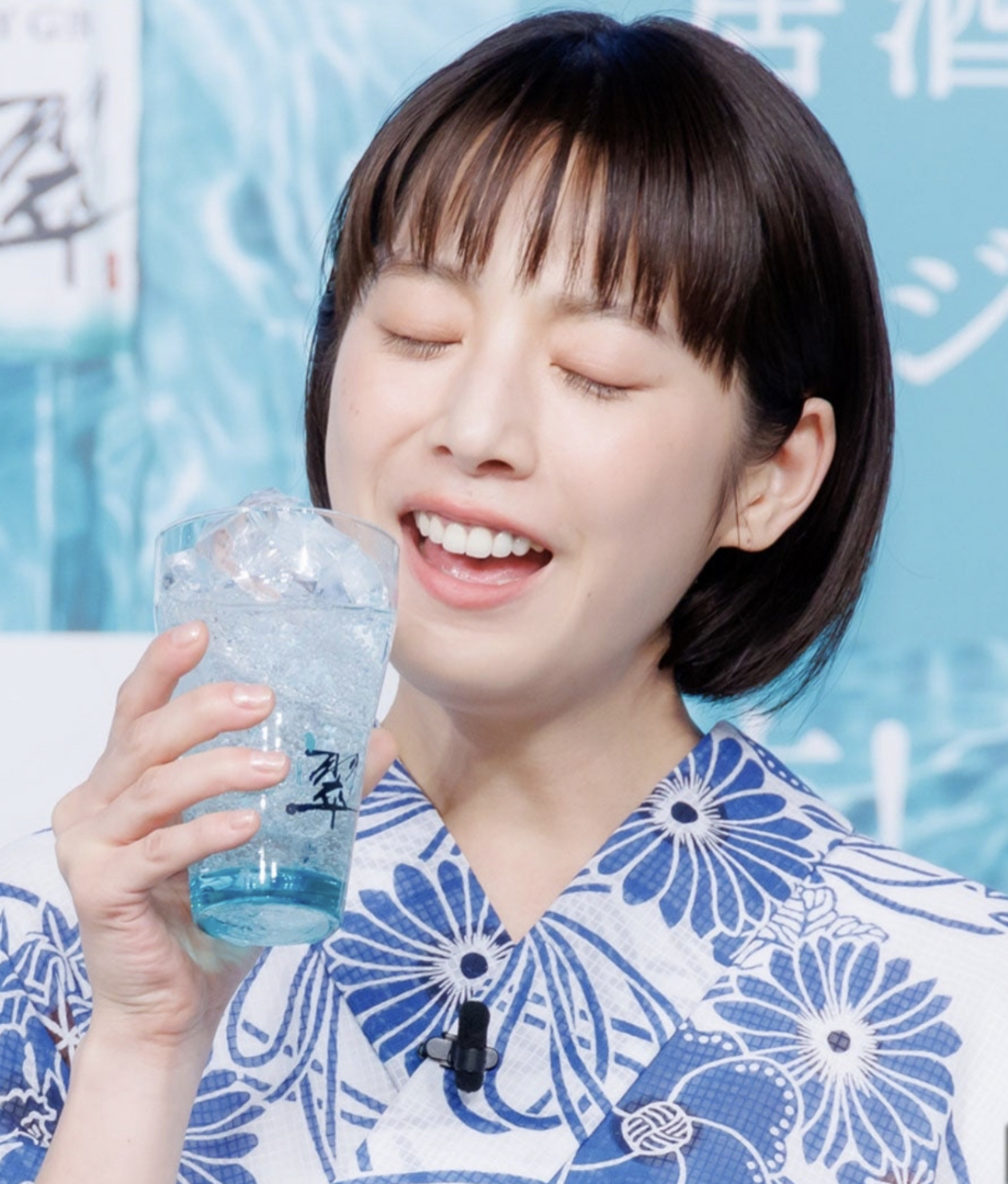 新品发布会现场的夏帆,还是《海街日记》四姐妹中最讨喜的那个三丫头