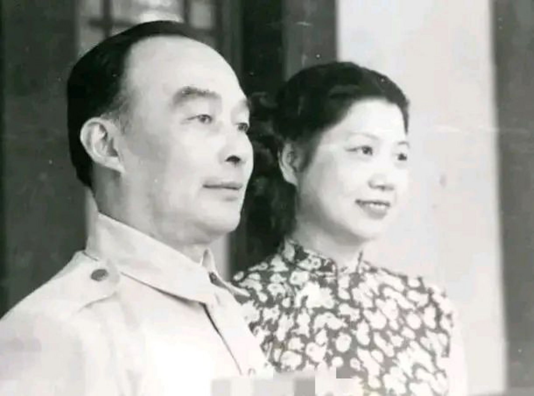 这是1947年,胡宗南和妻子叶霞翟,一张罕见的留影,当时的胡宗南已经年