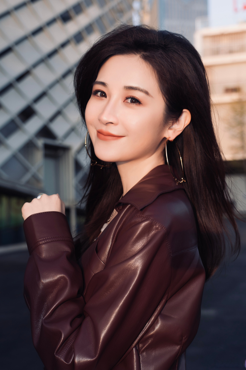 汪聪是我很喜欢的主持人,可可爱爱,特别爱笑.