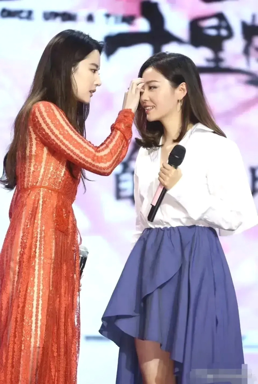 在一个晚上,张天爱接到张靓颖的紧急电话,张靓颖因遇到麻烦向她借750