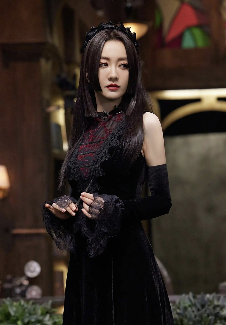 名侦的妆造有点水平,杨蓉这套暗黑风旗袍绝了