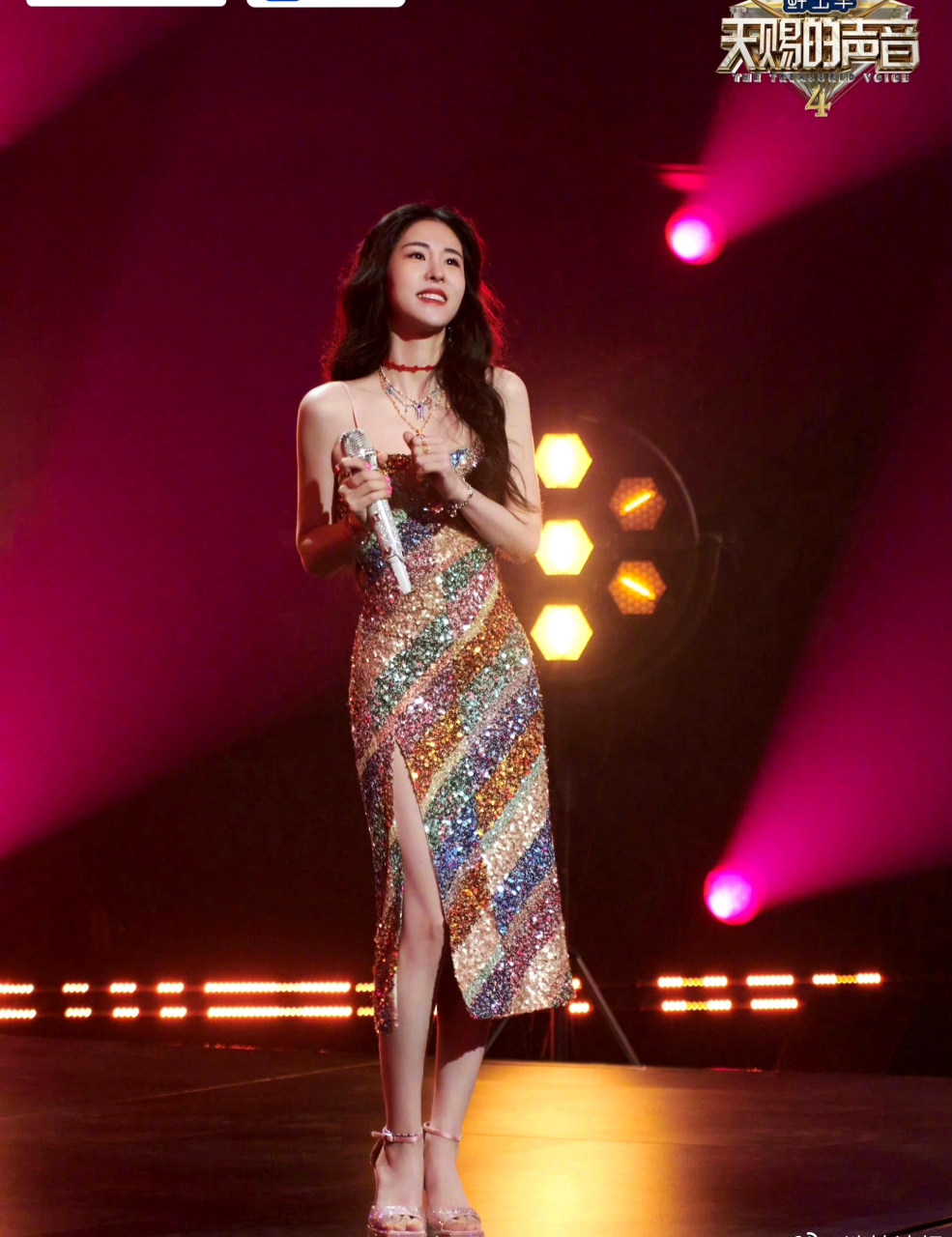 孟子义,张碧晨同款亮片吊带裙,两位美女都穿得好好看啊