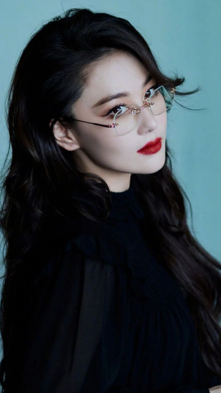 张馨予烈焰红唇,一身黑色装扮.