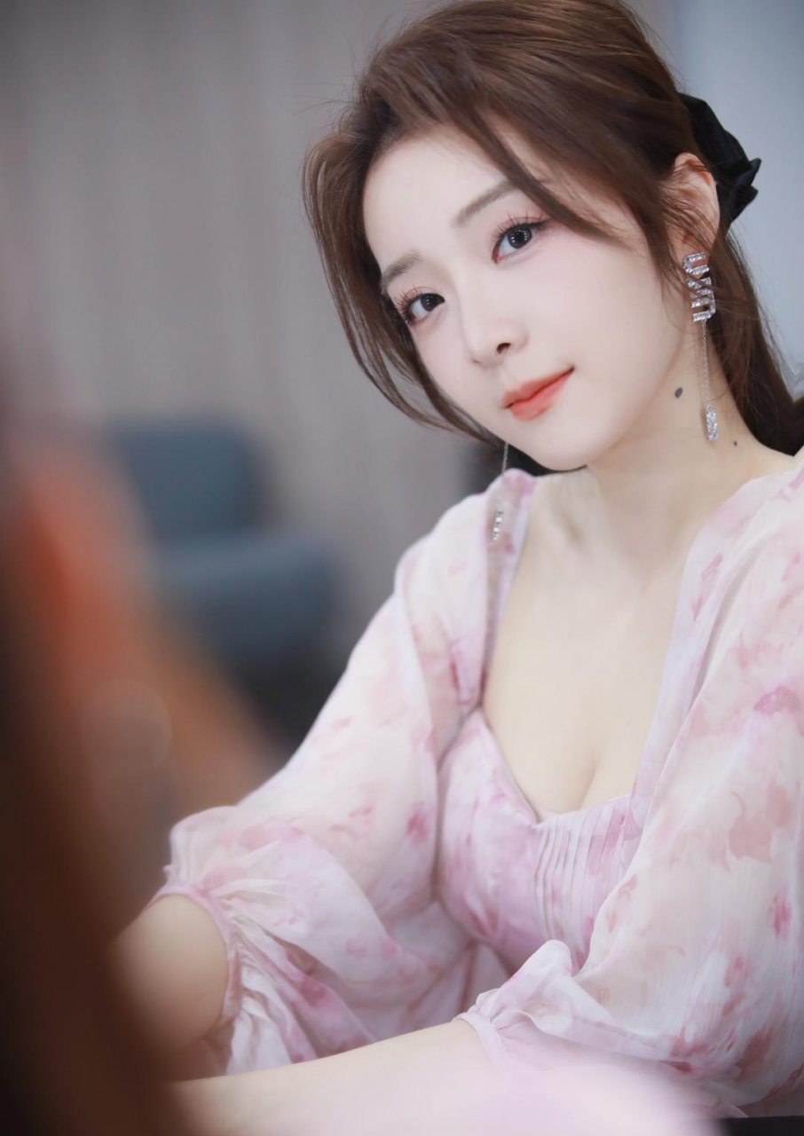 lpl# #余霜# #管泽元#  lpl头牌花旦主持人,余霜阿姨,高贵典雅,邢象