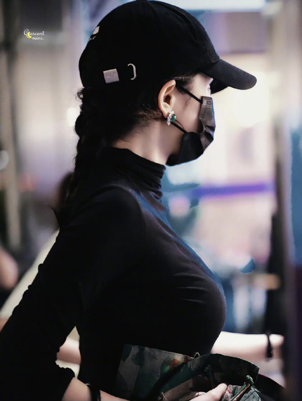 杨幂头戴鸭舌帽,现身机场,环顾四周,似乎在找什么人?