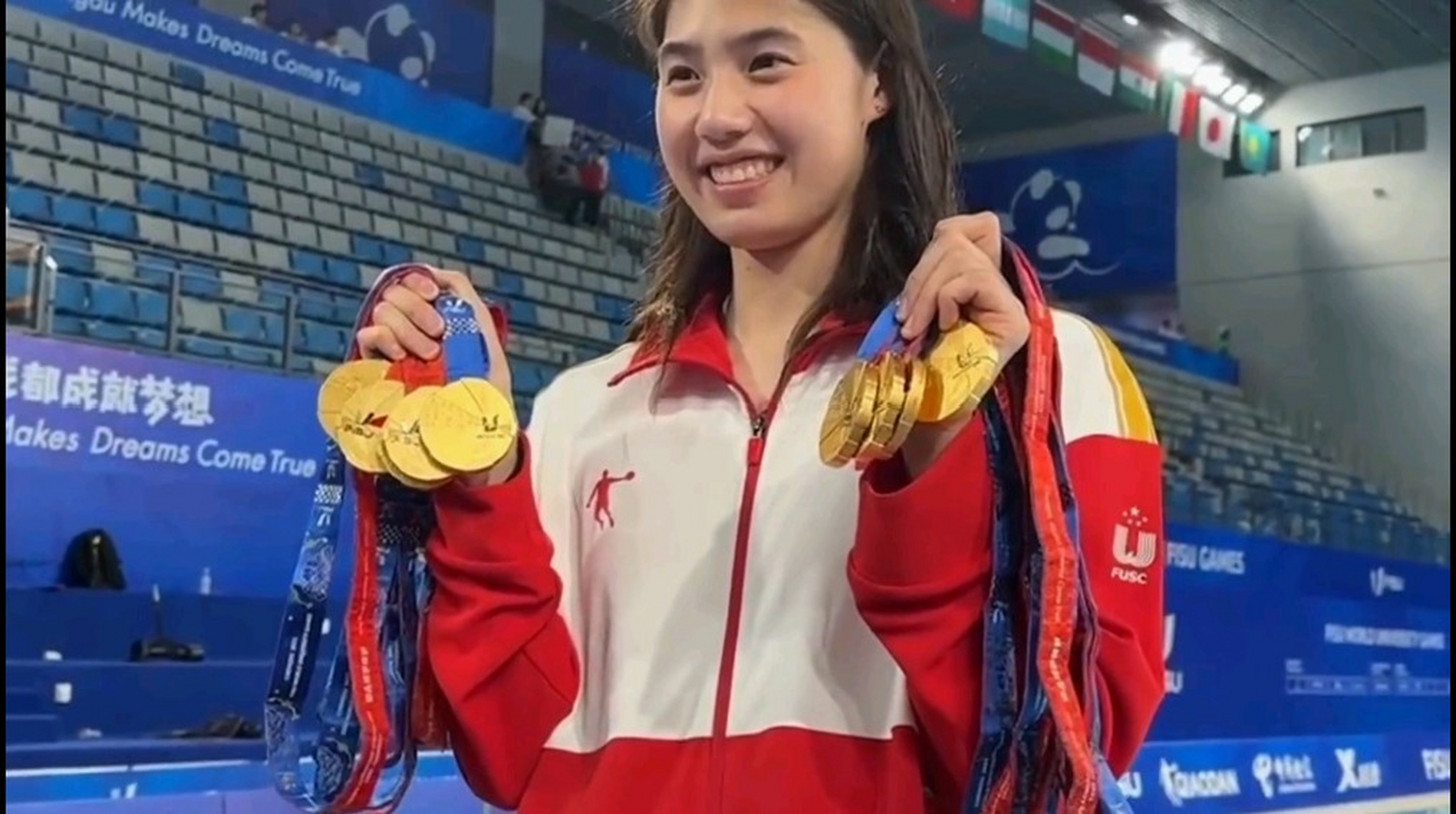 张雨霏大运会获得九金,具体记录如下: 1.女子4×100自由泳接力金牌 2.