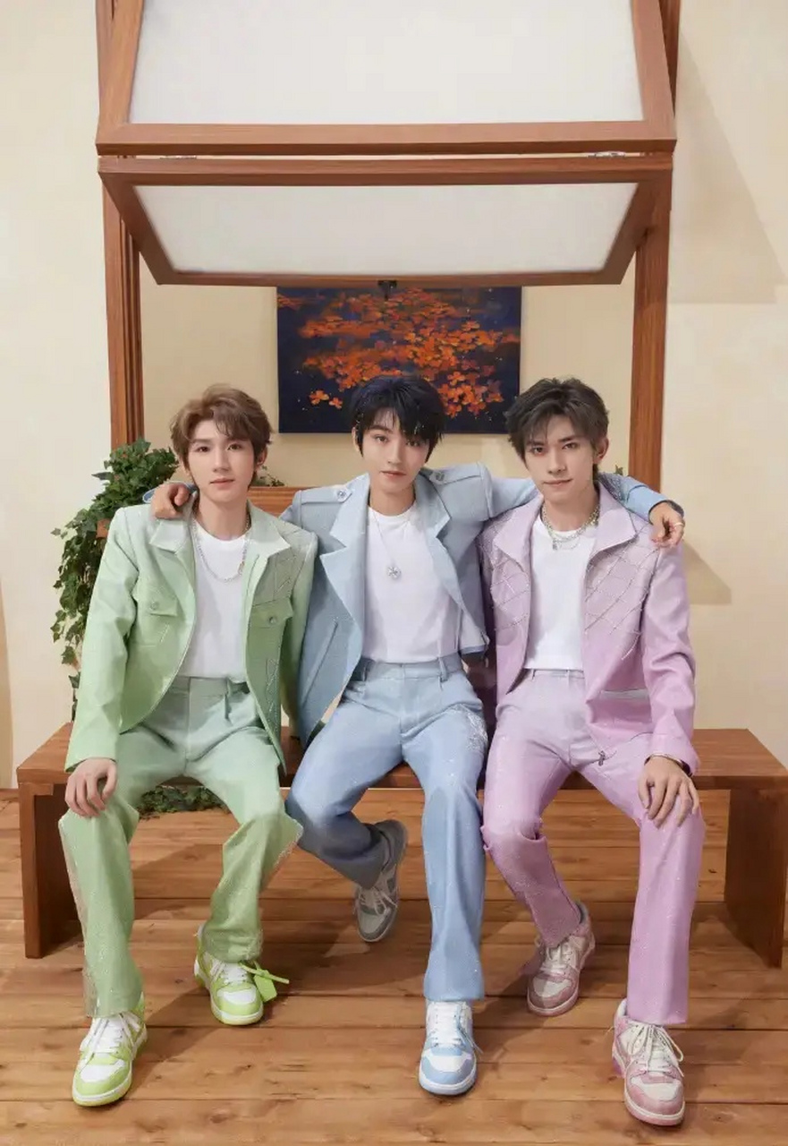 tfboys组合同框合照,感觉有点貌合神离