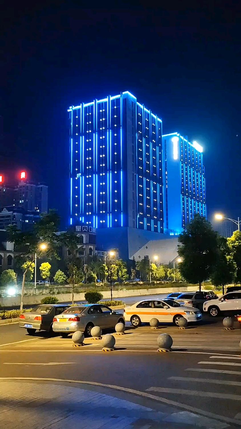 衡阳星美城市商业综合体,华灯初上,夜景璀璨如画.