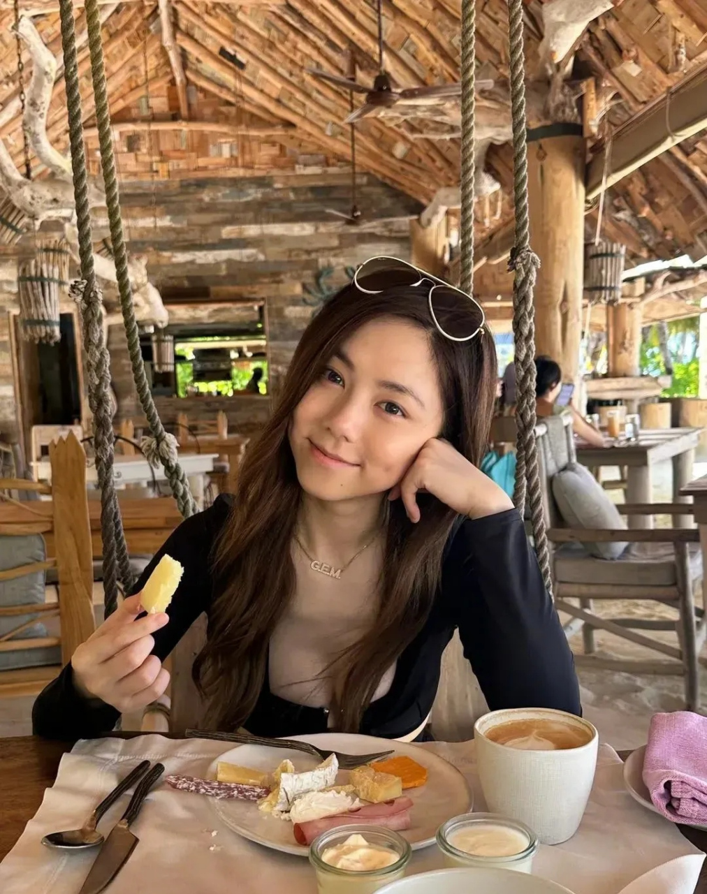 邓紫棋icon的素颜照跟普通人一样,只是皮肤管理比普通人比较好,身材好