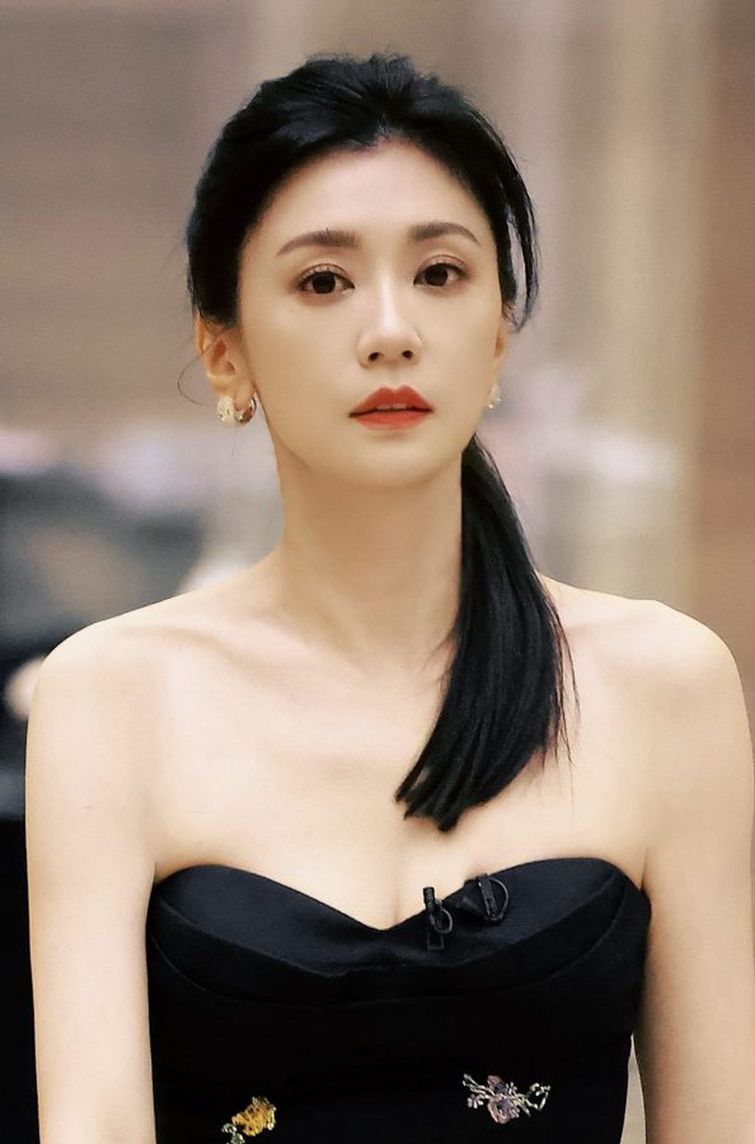 贾静雯身穿低胸装,展现出了自己的优美曲线,同时也露出了一些白皙的