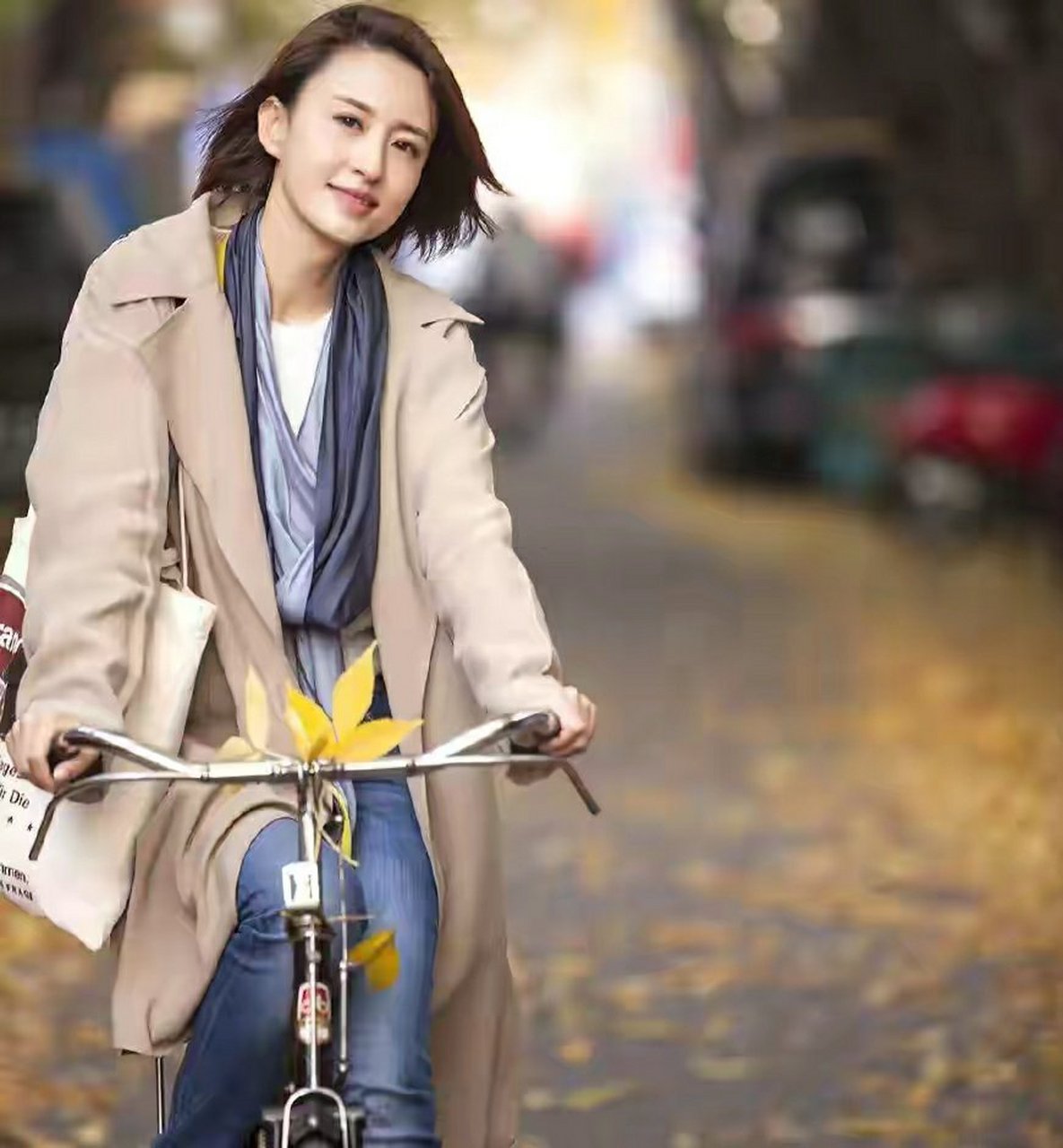 央视主持人张蕾好时尚啊,卡其色风衣搭配牛仔裤,休闲又文艺,再利用一