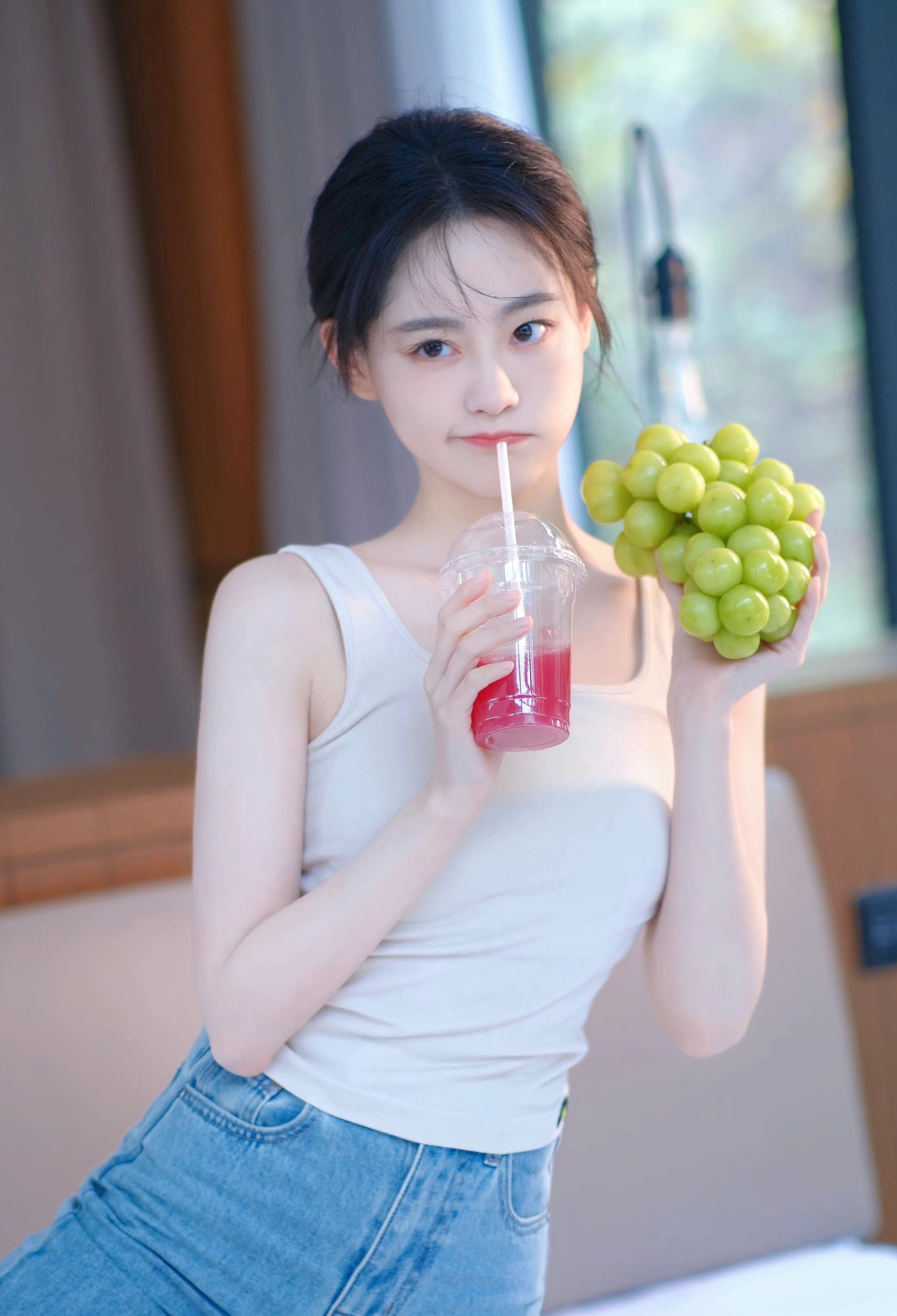 甜甜的大眼萌妹子祝绪丹!