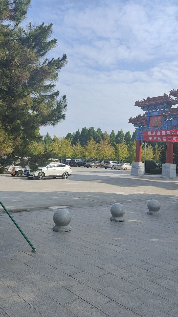 三河燕郊灵山宝塔陵园牌楼和观光车