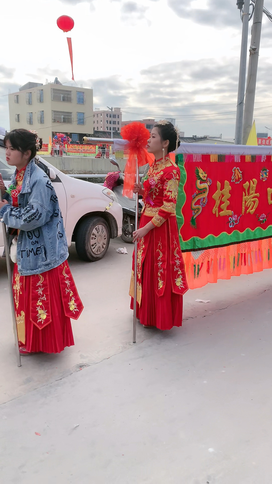 穿的这么喜庆但不是结婚,这是潮汕民俗营标旗!