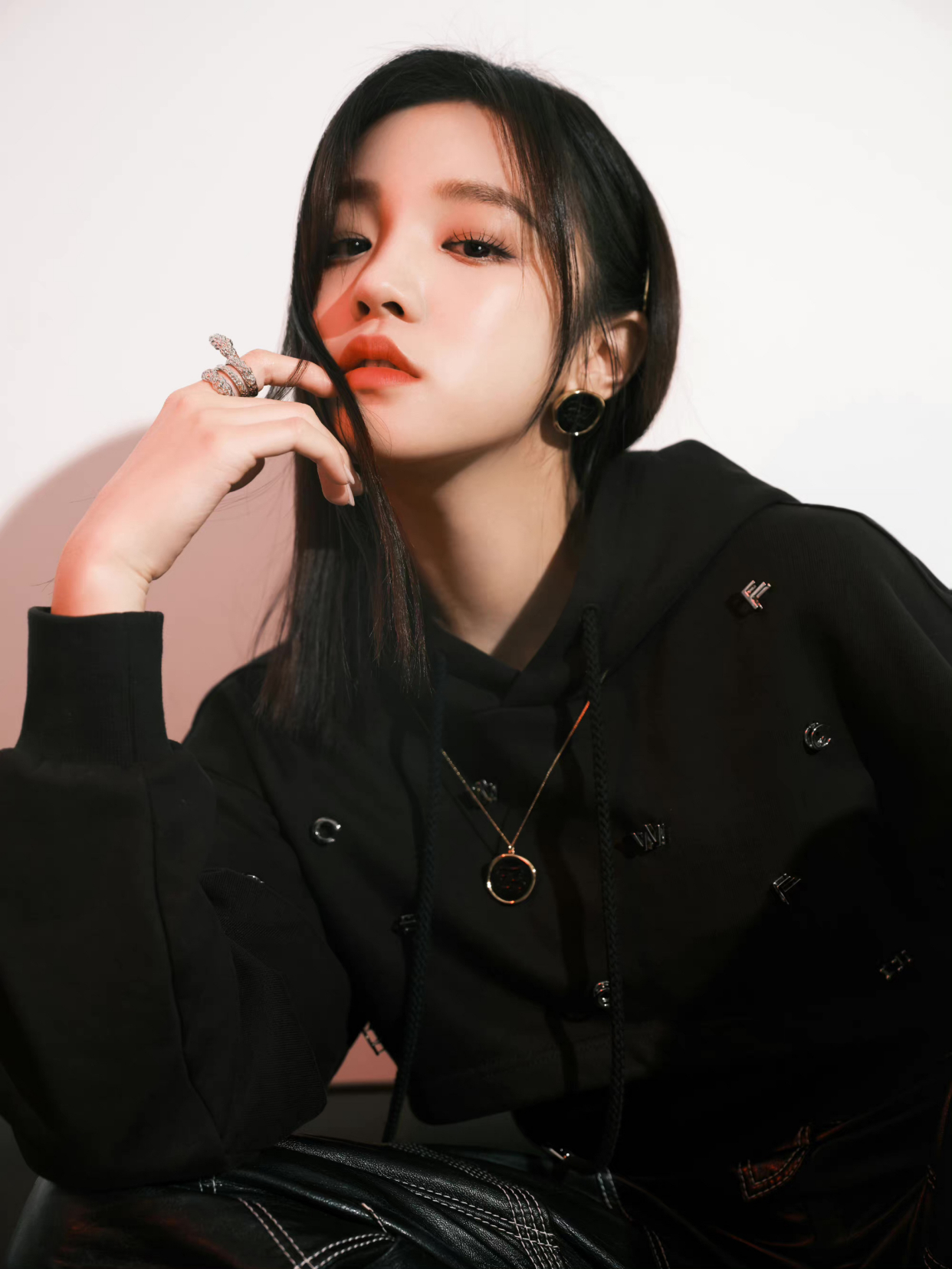 宋雨琦身穿黑色短款卫衣内搭背心,搭配同色系皮裤与白色中筒靴