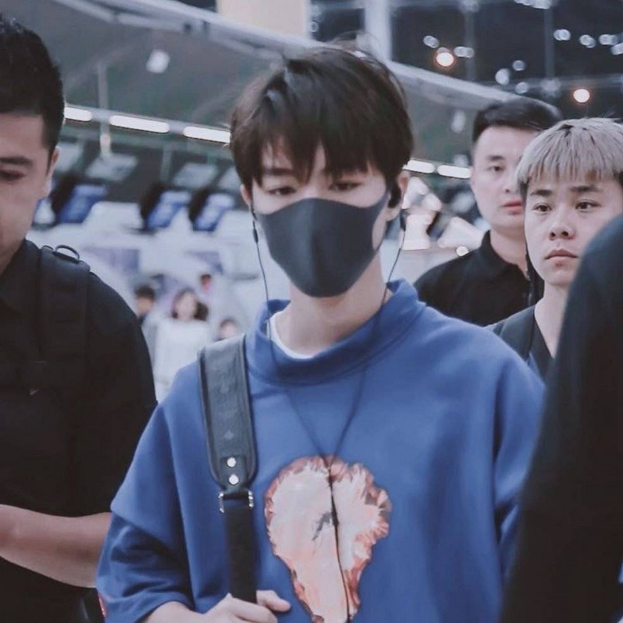 网传有粉丝发现:今天王俊凯与经纪人穿的疑似是情侣装!