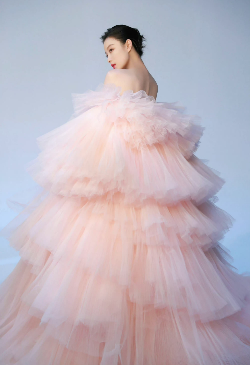 倪妮一袭粉色蛋糕裙,华丽高贵,浪漫唯美又时尚,高级感十足!
